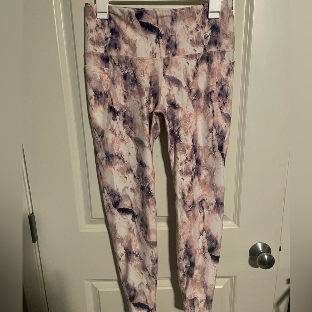 Old Navy Powersoft high rise leggings with pockets. Size large. Marble print.